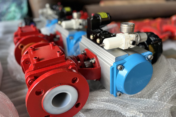 مشتری کانادایی در حال خرید شیرهای توپی با پوشش PTFE است.
